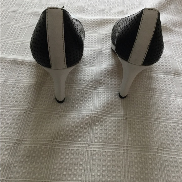 Women’s designer white and black heels. - Picture 4 of 7